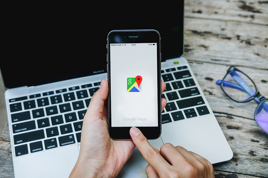 A male hand, holding screenshot of Google Maps app on iPhone 6S.